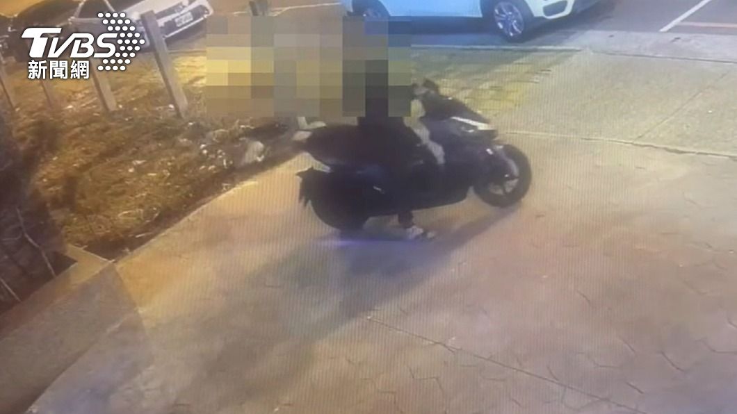傻賊「偷車還不能騎」用雙腳滑車 遭主人活逮辯:想找人載