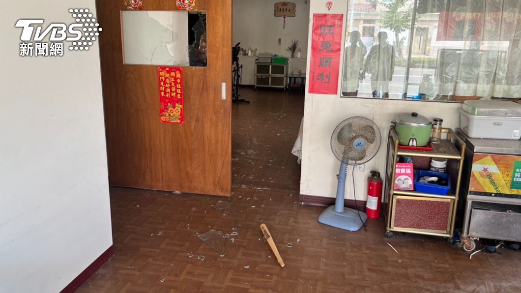 店家被破壞得一片狼藉,於隔日立即向警方報案。(圖/TVBS)