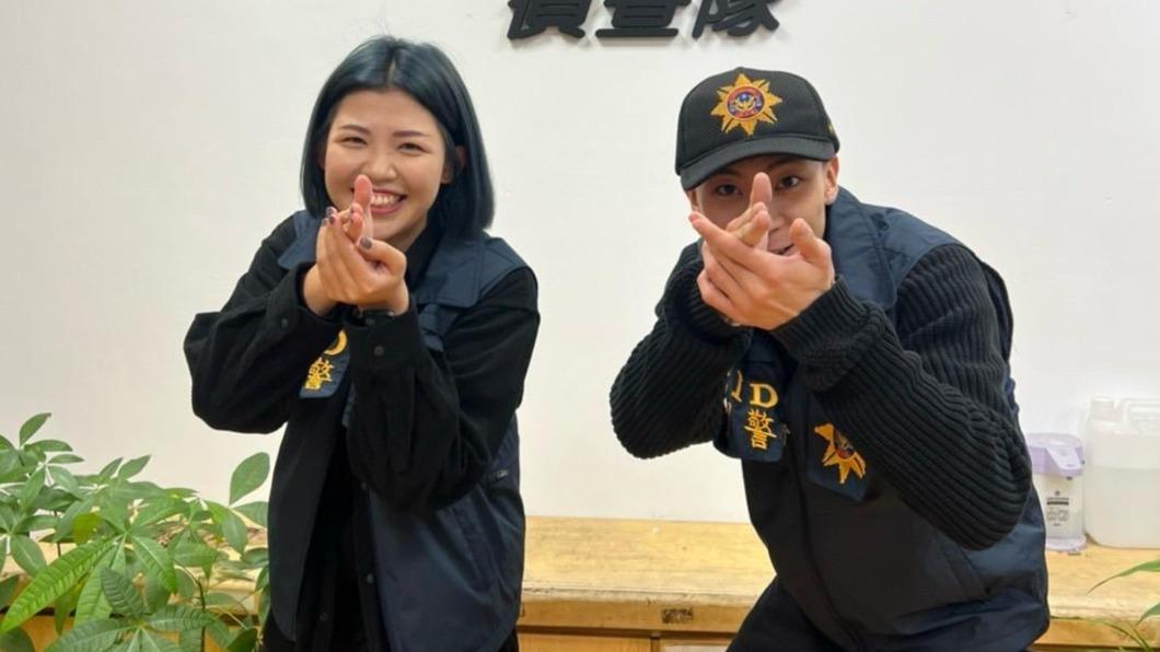 潤少(右)相當融入警局氛圍,和女警官打成一片。(圖/混血兒娛樂提供)