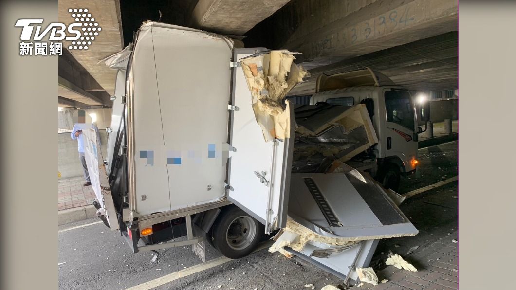快訊/進退兩難!貨車卡涵洞「車門都凹斷」 擠壓毀爛畫面曝