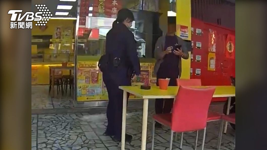 員警到男子住家附近查訪。（圖／TVBS）