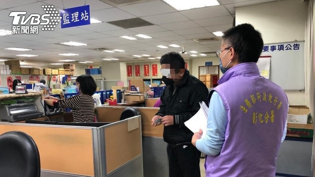 林男嚇壞秒繳清。（圖/TVBS）