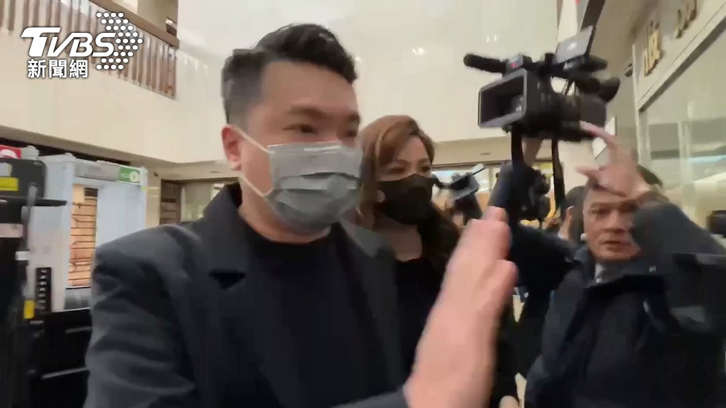 鍾沛君牽新婚夫出庭 控朱學恒失憶狡賴