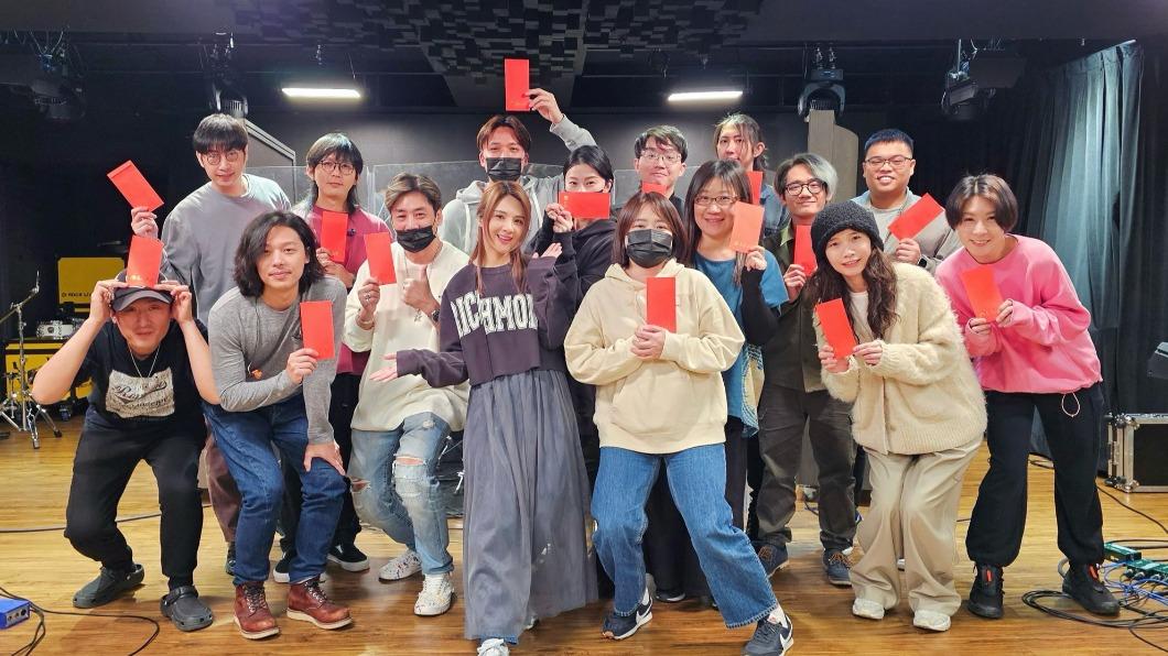 郭靜開春首次練唱,大方送給工作人員開工紅包。(圖/寬宏藝術提供)