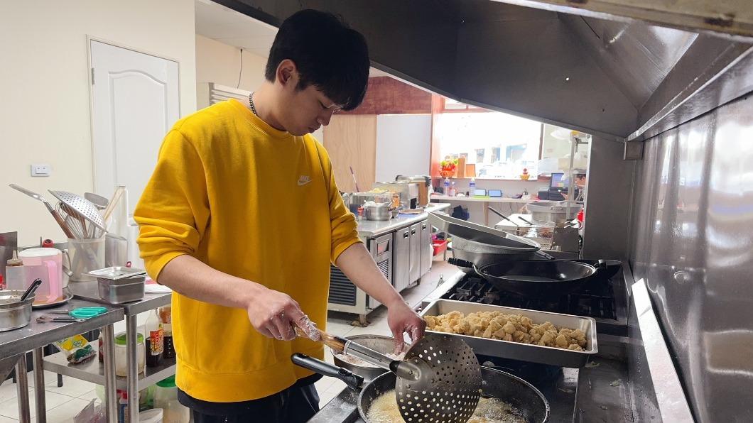 夏騰宏過年樂當奶爸「當孩子玩偶」 謝章穎便當店忙翻
