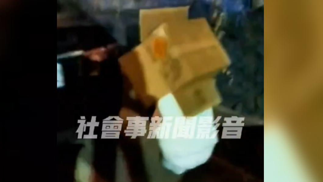 女騎士無奈在一旁蹲地,並拿紙箱蓋頭避免炮屑灑到頭上。(圖/翻攝自社會事新聞影音)