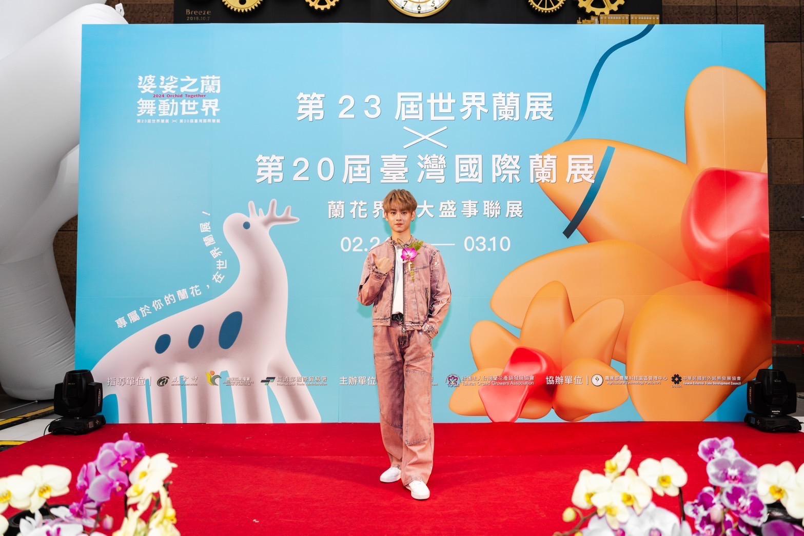 洪暐哲在活動現場先演唱單曲〈牛頓與蘋果〉。(圖/三立提供)