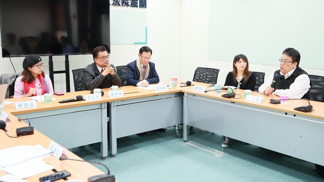 觀光署最晚下週一公布裁罰,目前朝向最重裁處「勒令停業」處分。(圖/民眾黨提供)