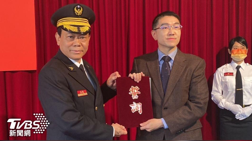 基隆消防局長爆婚外情!摟腰熱吻親密照流出 謝國樑回應了