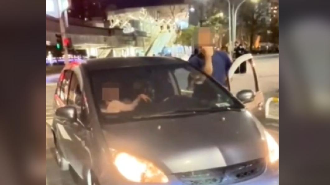 男駕駛欲逆向駛入高雄流行音樂中心的停車場時遭到保全攔阻,立即下車開嗆。(圖/翻攝自社會事新聞影音)