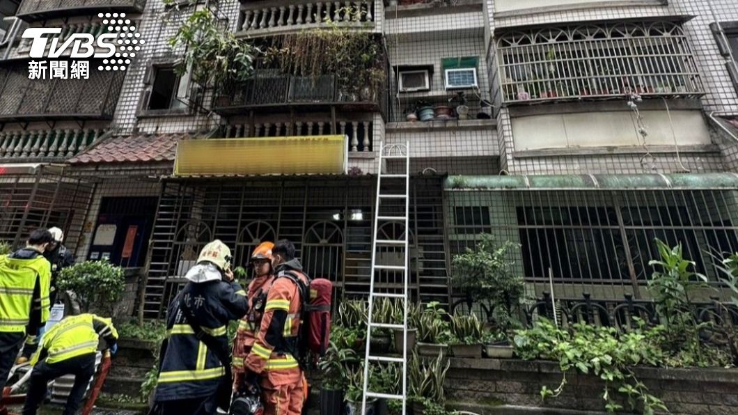 才剛踏出門！新店公寓起火冒煙　獨居8旬婦外出躲過一劫