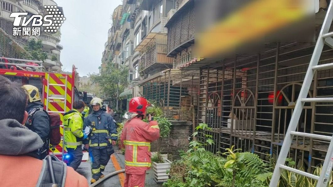 員警調閱相關監視器，確認獨居長者外出後才發生火警。（圖／TVBS）