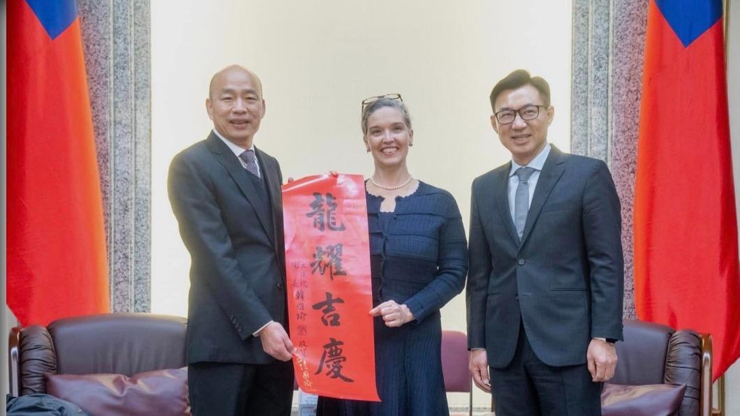 韓院長拚外交！韓國瑜接見孫曉雅　送上「龍耀吉慶」春聯