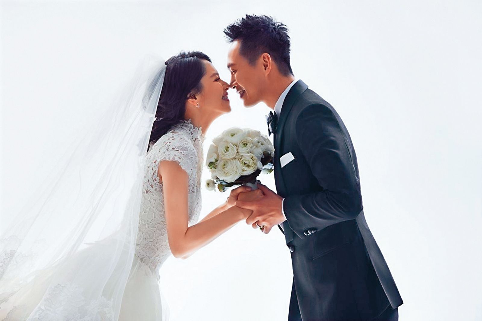 徐若瑄(左)2014年風光下嫁富商李雲峰(右),不過結婚2年,男方便傳出財務危機。(圖/銀魚音樂提供)