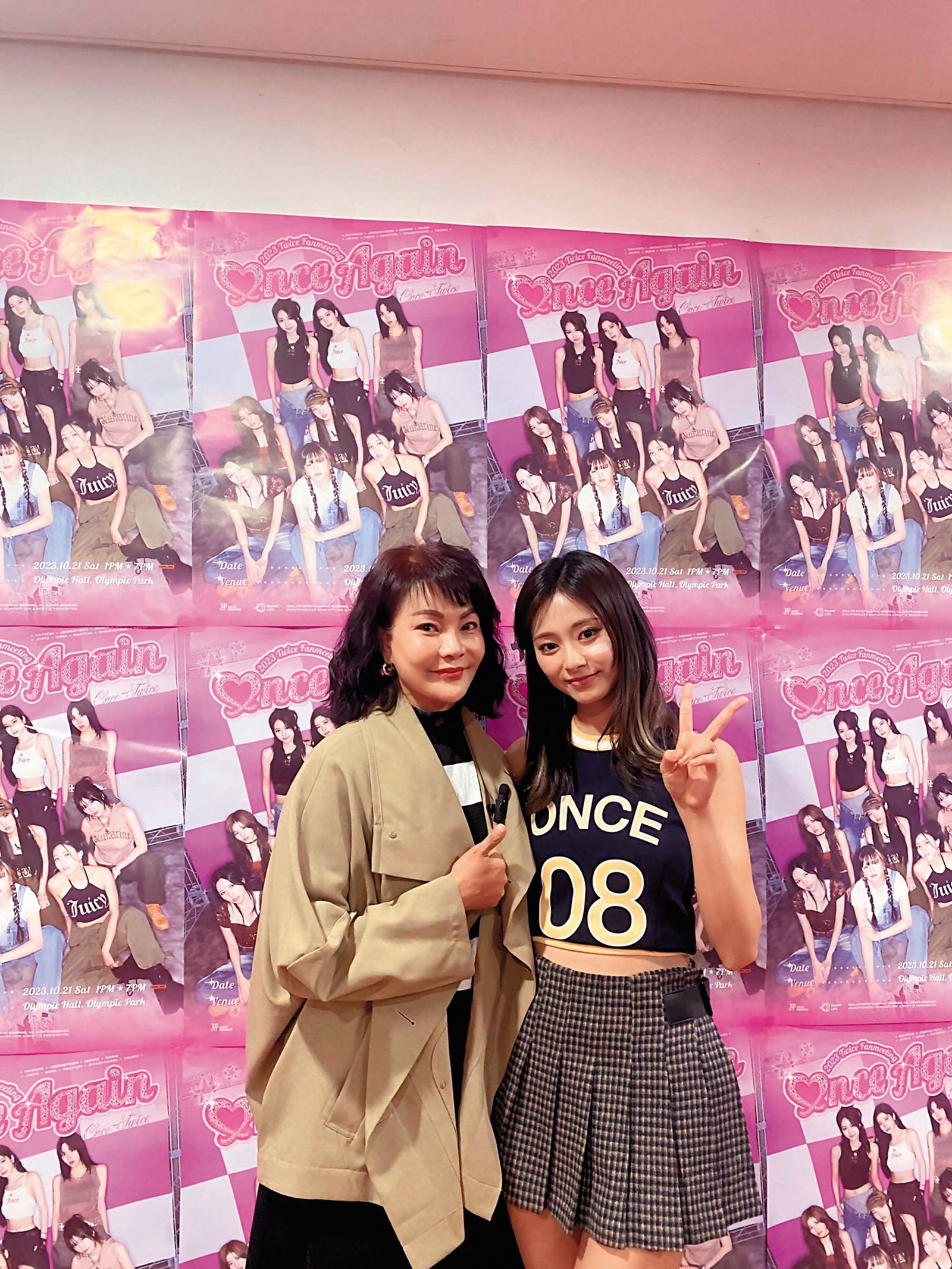 周子瑜的媽媽黃燕玲(左)相當支持女兒,時常飛出國看她表演。(圖/翻攝自lydia黃燕玲X平台)