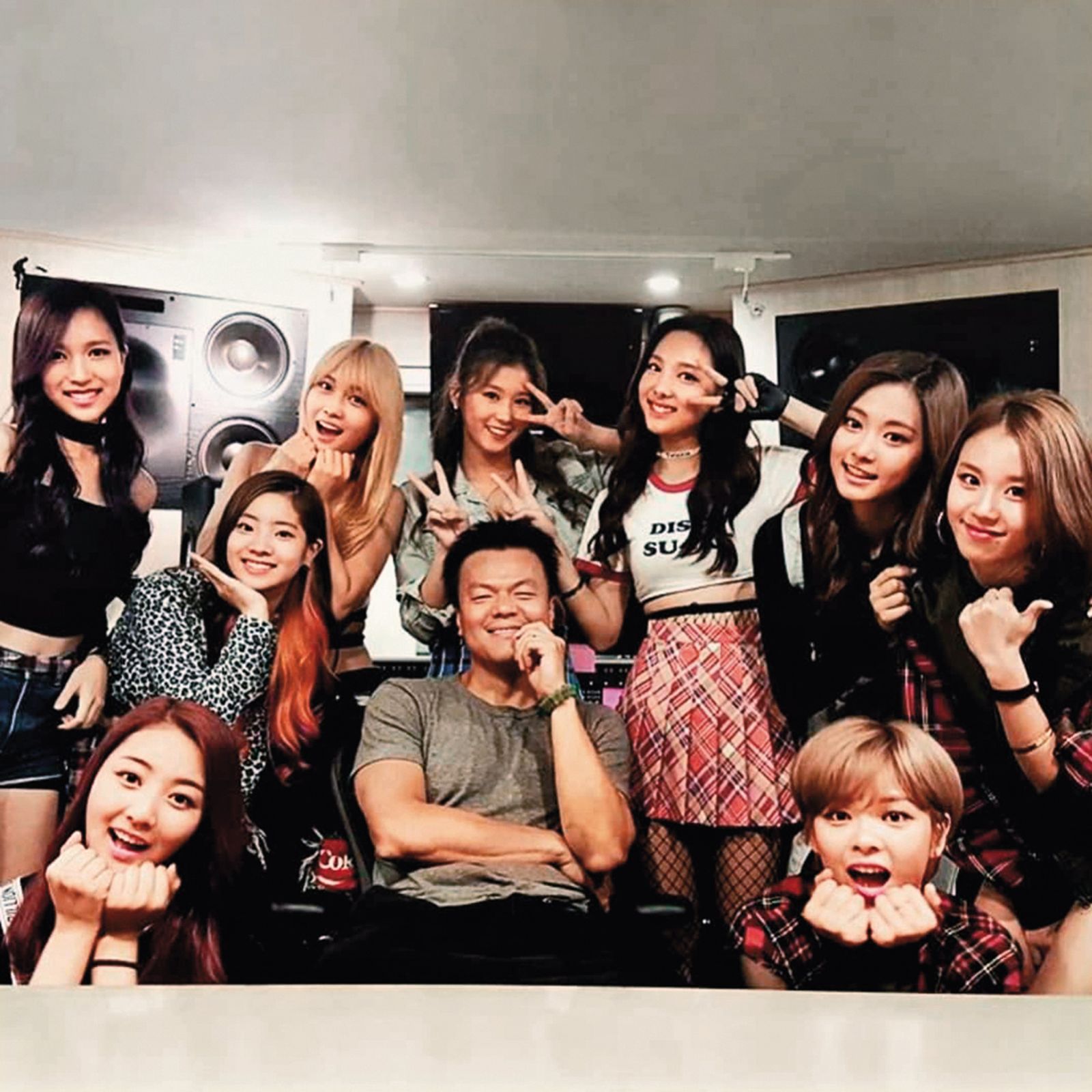 韓國女團TWICE全員前年和經紀公司JYP續約,自去年開始才陸續有個人活動和小分隊。(圖/翻攝自J.Y.Park IG)