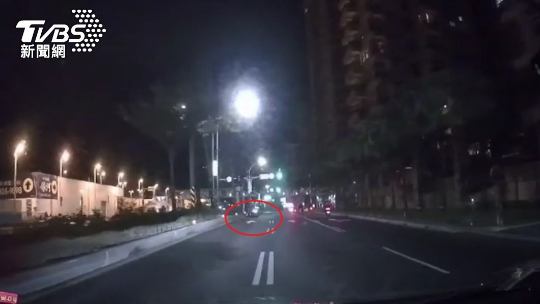 後方行車紀錄拍下肇事瞬間。(圖/TVBS)