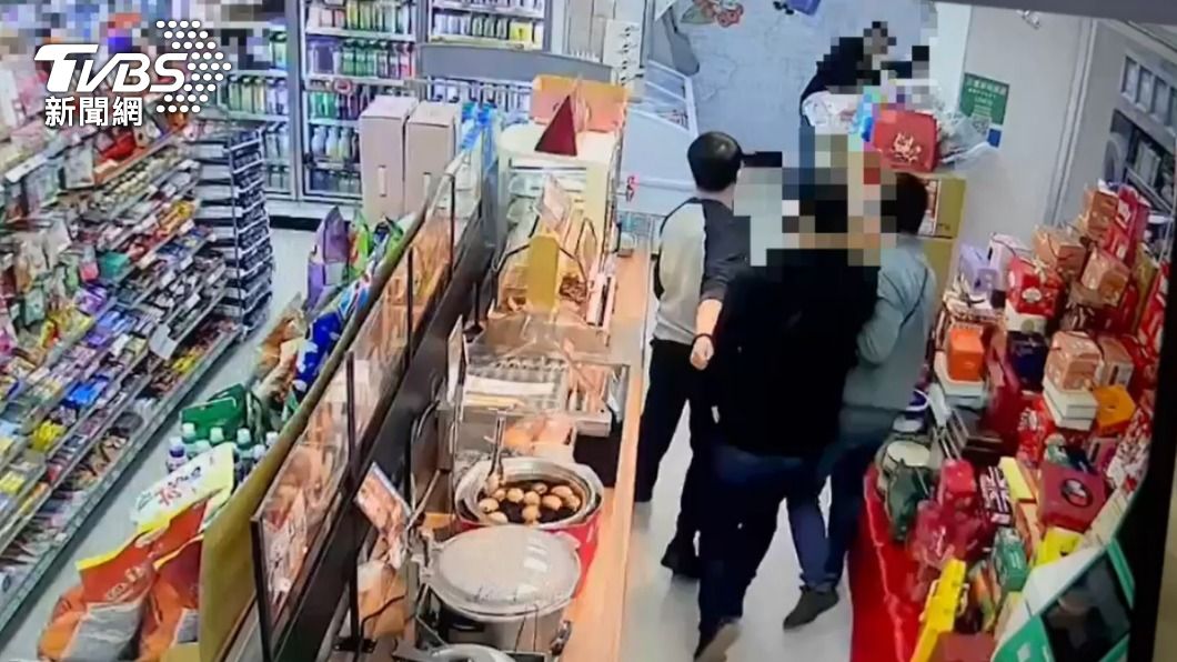 警方在超商內埋伏,趁著詐團車手取款時逮人。(圖/TVBS)