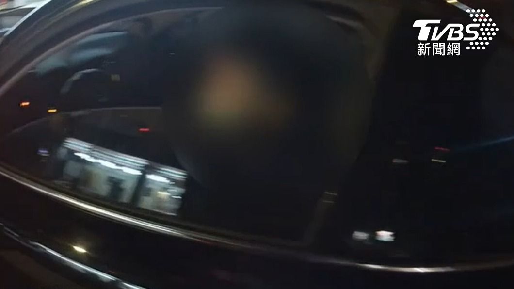 卓男在車內拒絕盤查。(圖/TVBS)