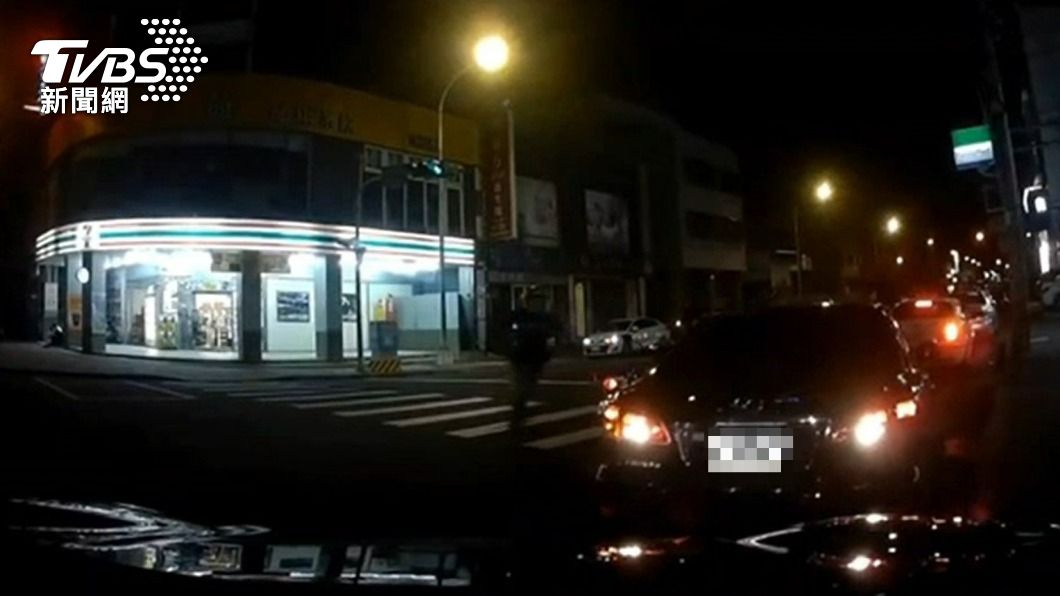 卓男倒車撞到後車。(圖/TVBS)