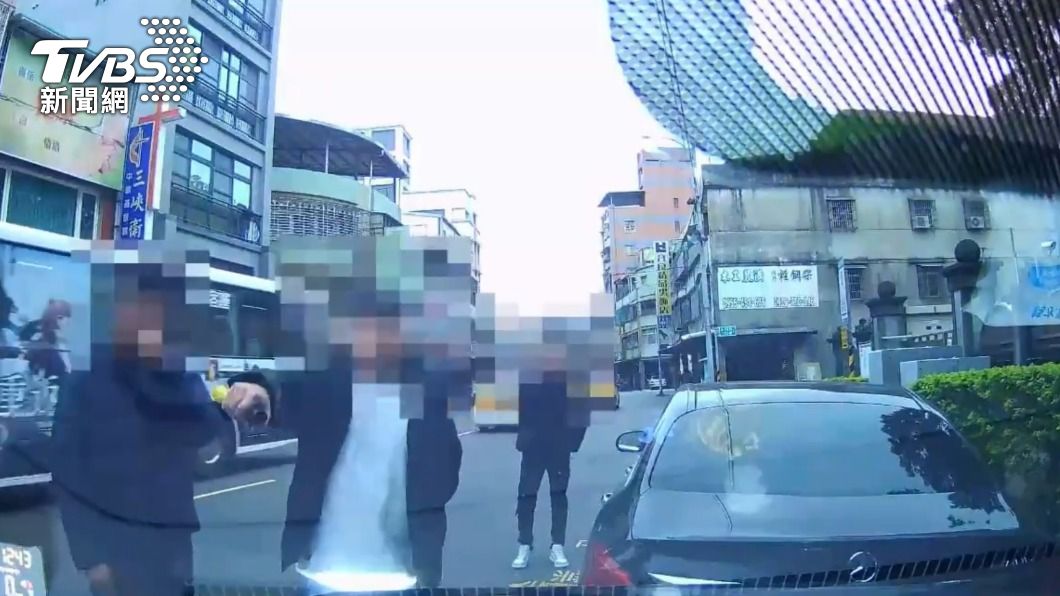 討債男子噴辣椒水。(圖/TVBS)