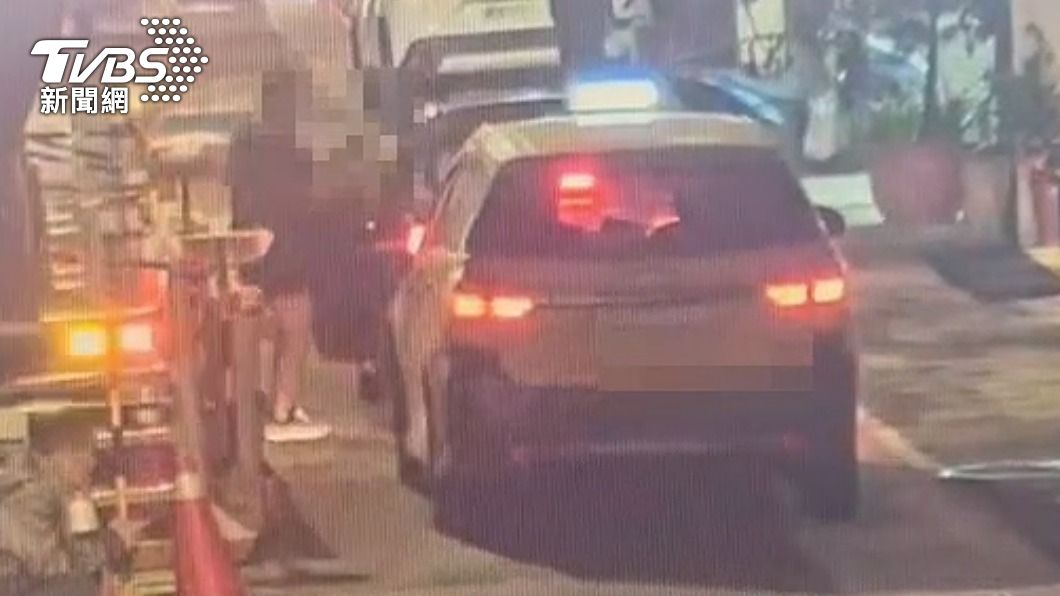 賴姓男子將行李箱放在車上後駕車離開。(圖/TVBS)
