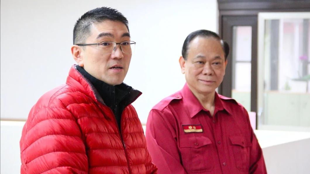 吻小三親密照外流！基隆消防局長改口認出軌　被老婆發現才收手