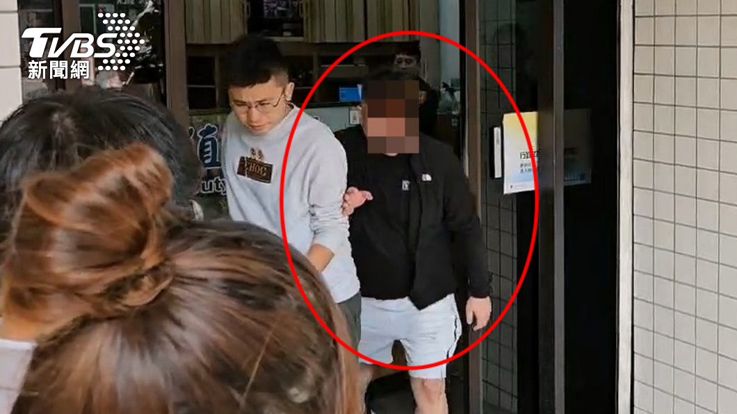 賴男做完筆錄狂奔。(圖/莊其源攝)