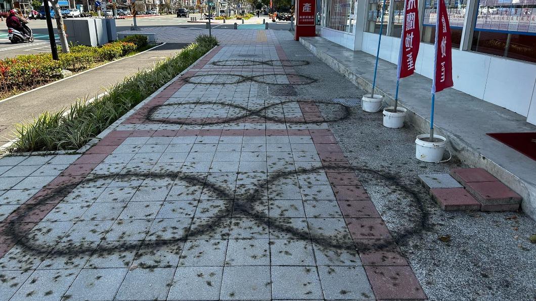 開工放鞭炮!店家炸人行道「焦痕8888」 路人火大公審:沒水準