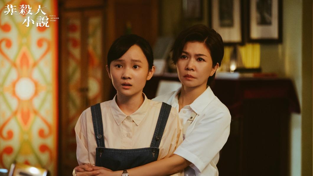 于子育(右)在鄰居眼裡既溫柔賢淑、又氣質高雅,左為女兒方郁婷。(圖/八大提供)