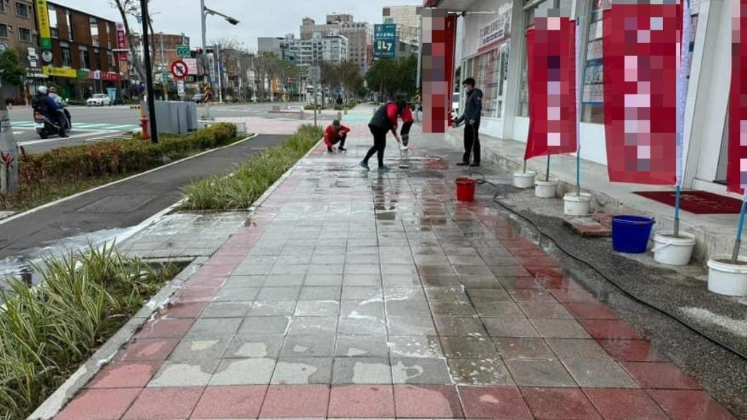 該公司員工刷洗地面。(圖/翻攝自我是頭份人臉書)