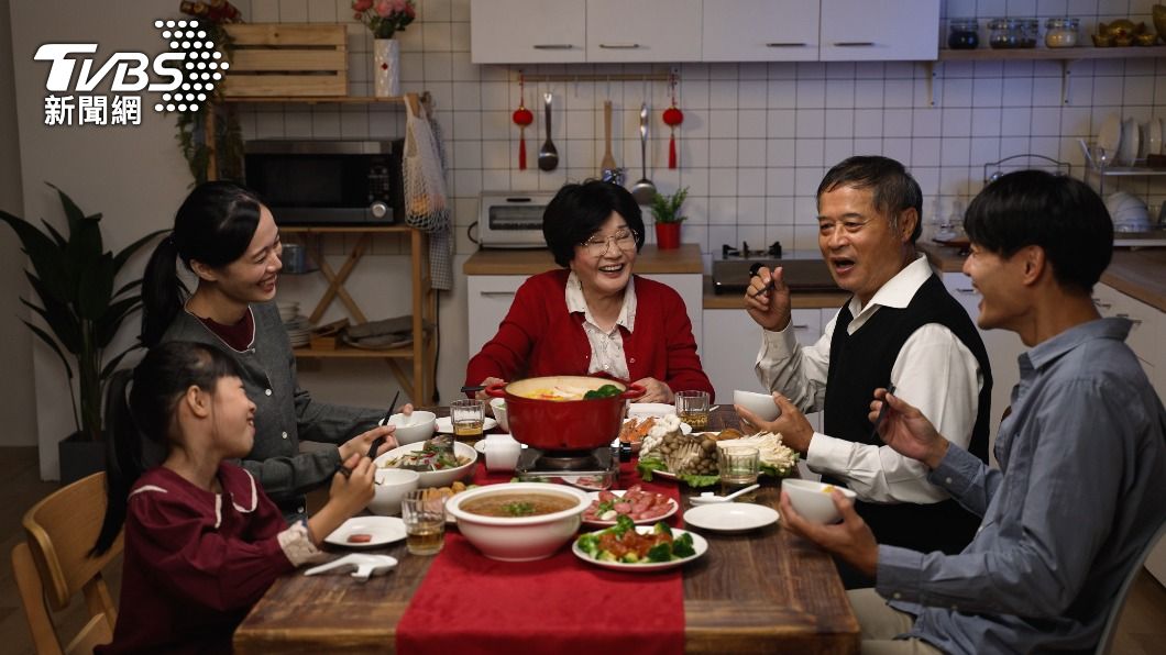 農曆新年期間，容易產生一些不良的生活習慣。（示意圖／shutterstock達志影像）