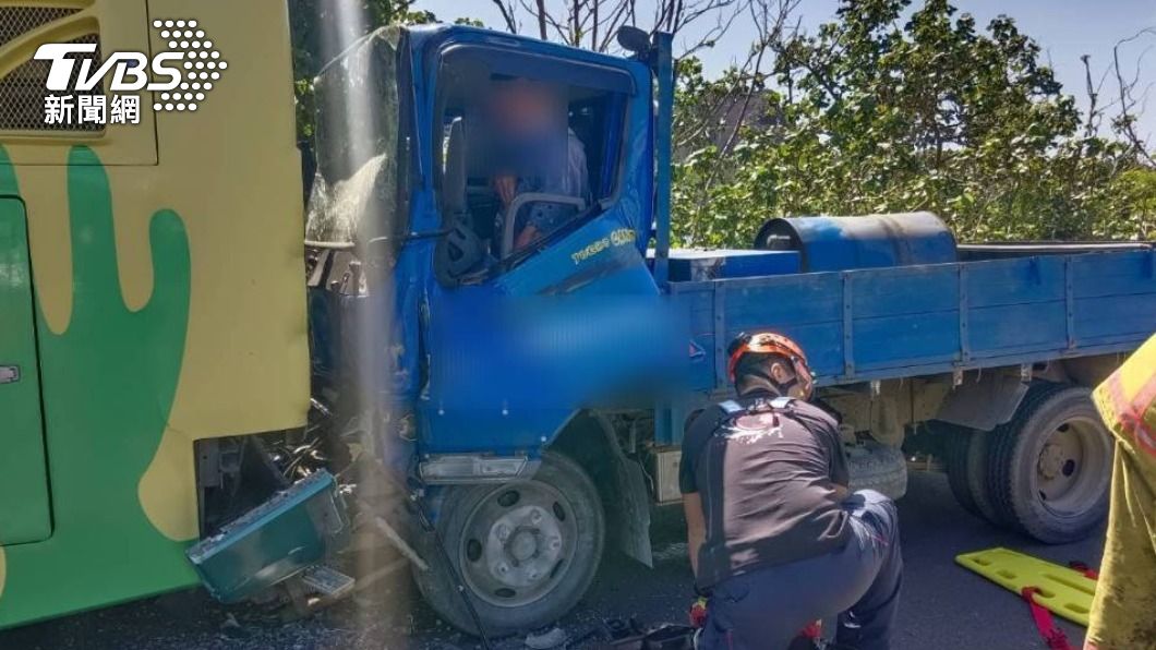 墾丁飯店前!貨車追撞停駛客運「車體變形」 司機遭困受創