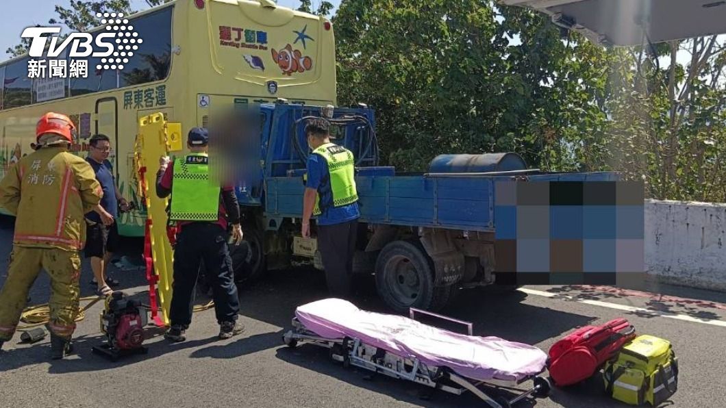 警消到場後使用油壓器材將凹陷的車體破壞，並將駕駛救出。（圖／TVBS）