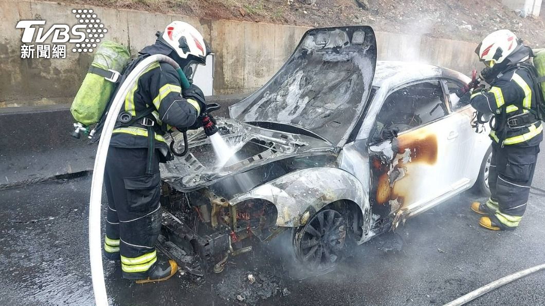 快訊/國一火燒車!開到一半車頭冒煙 她下車報案愛車秒燒成廢鐵