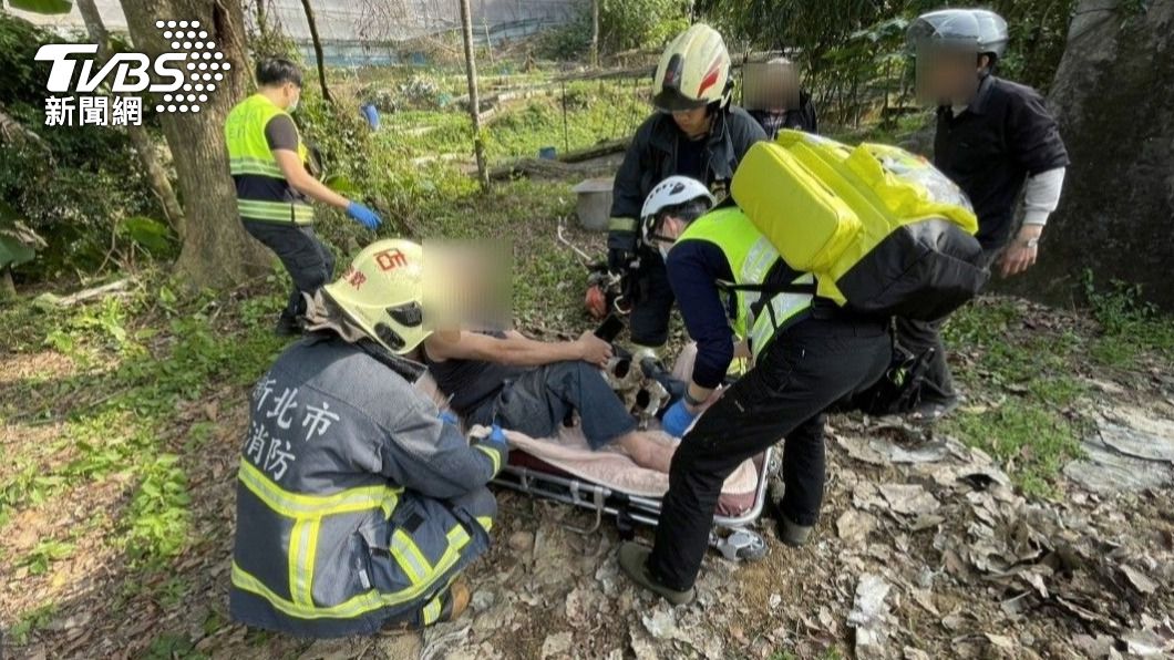 快訊/翻土機突翻覆!新北男「左小腿捲進機器」 腳插刀片送醫搶救
