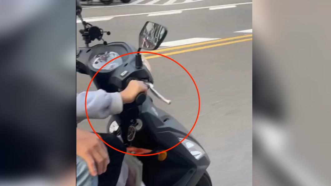 超扯桃園爸「機車路考」國小兒!用路人全傻眼 恐遭罰6萬
