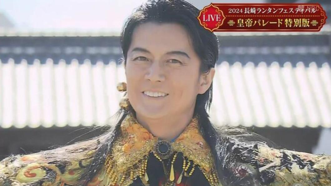 福山雅治回到家鄉長崎參加燈會遊行! 霸氣扮皇帝登神轎