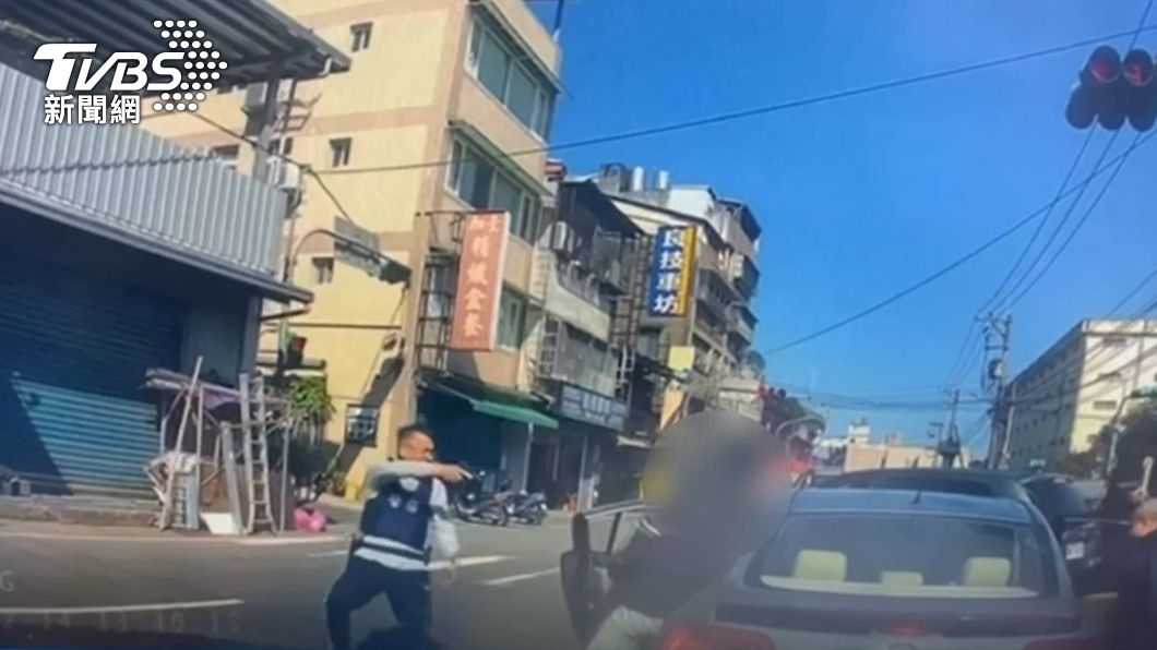 誤認友欠債被押走 義氣哥帶槍救援…結果讓他超傻眼