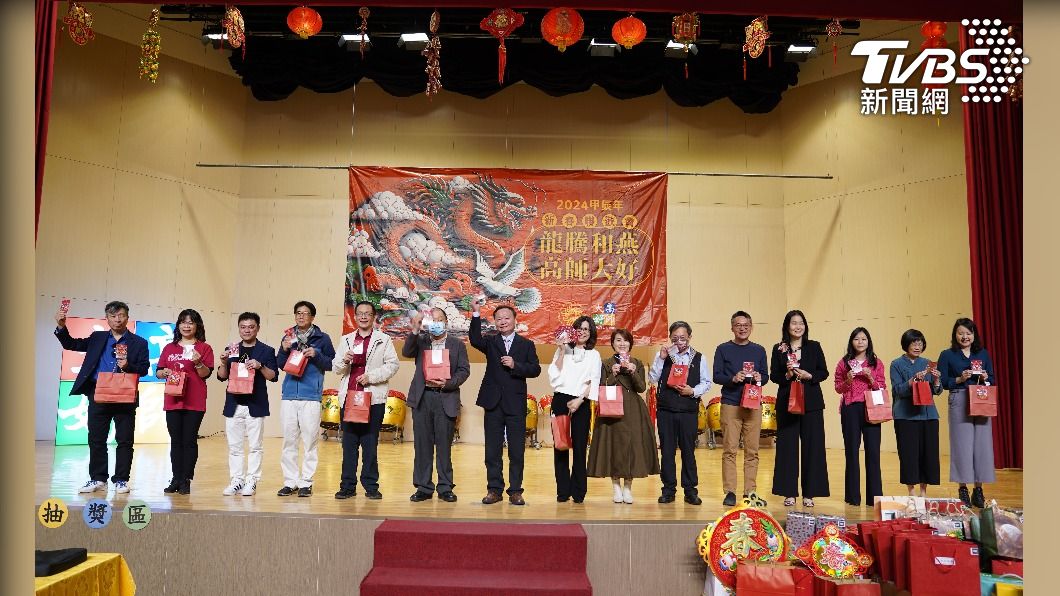 高師大新春團拜熱滾滾 270獎項摸彩教職員樂翻