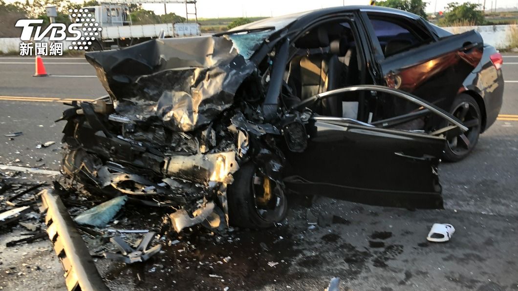 雲林土庫「驚悚對撞」!車頭爛成廢鐵 夫妻送醫雙雙不治