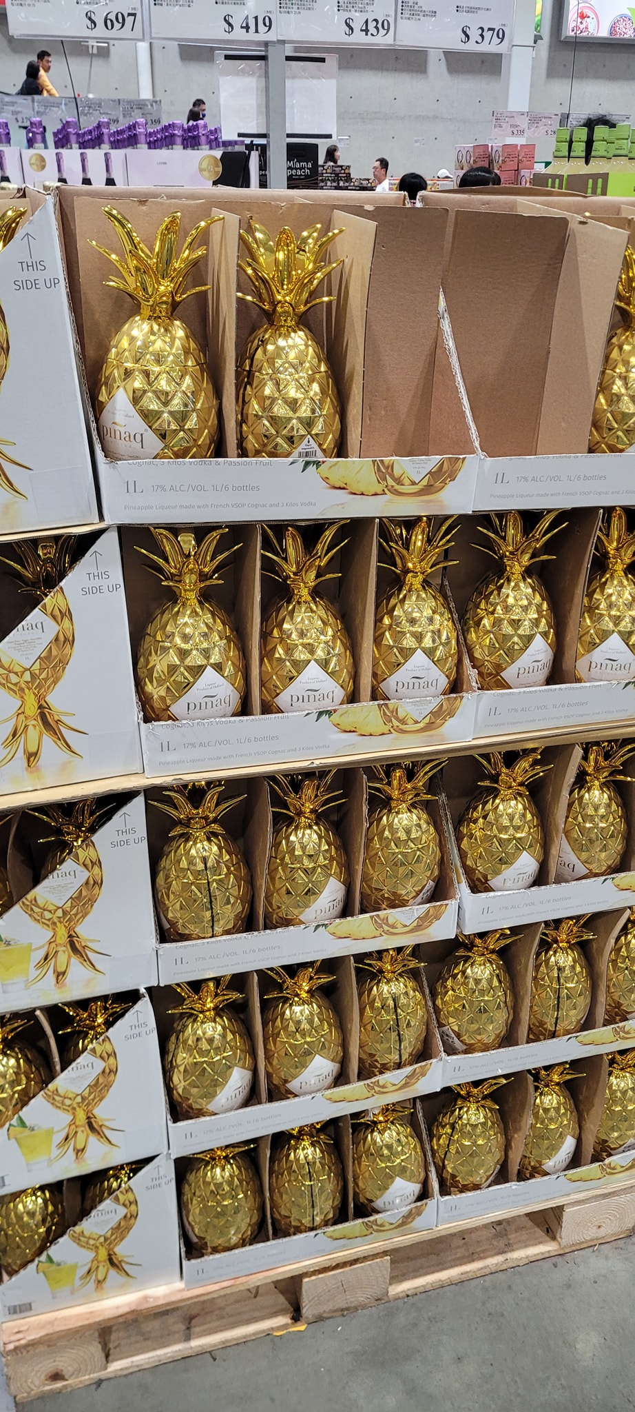 金色鳳梨造型利口酒獨特外觀,被網友戲稱為珍藏版地雷。(圖/翻攝自路上觀察學院臉書)