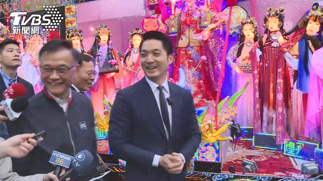 台北市長蔣萬安與網路熱議的花燈作品自拍打卡。(圖/TVBS)