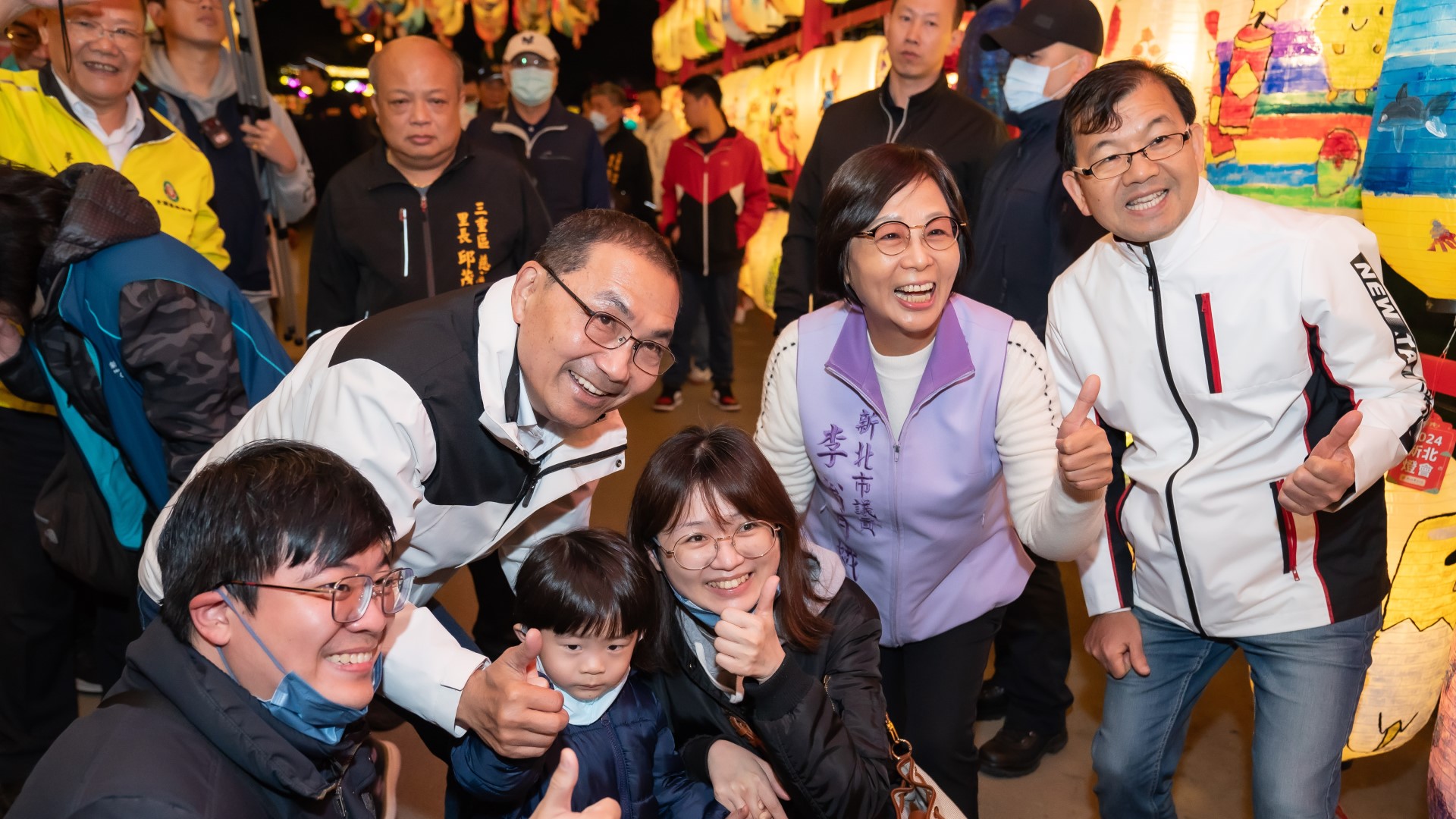 ▲侯市長與民眾互動熱絡，大小朋友都紛紛與市長合照。