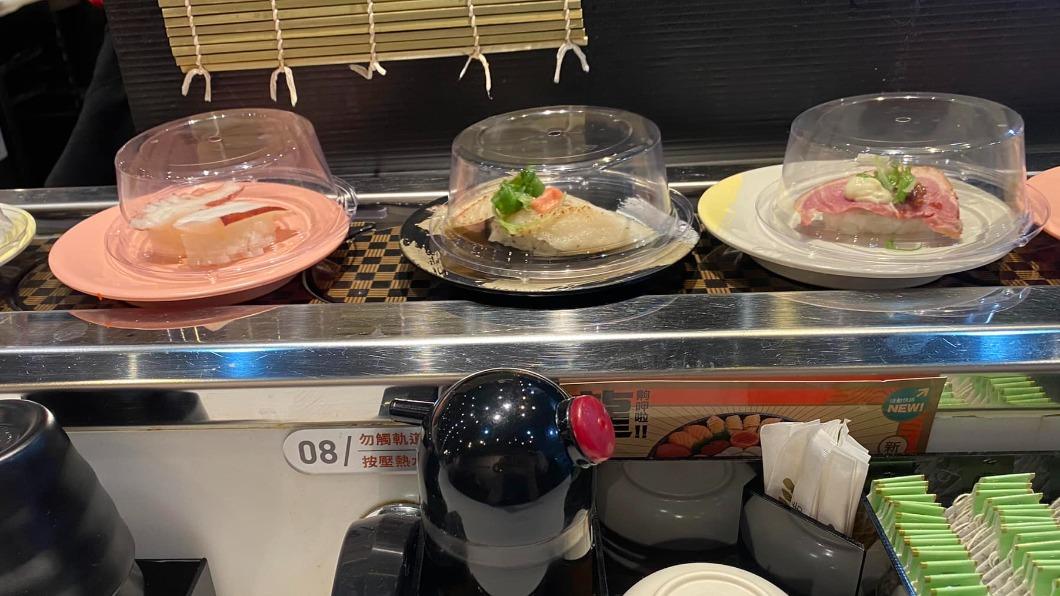 原PO前往壽司店用餐,結果剛坐下就被服務生問「需要統編載具停車券嗎」?(圖/翻攝自「爆怨2公社」臉書)