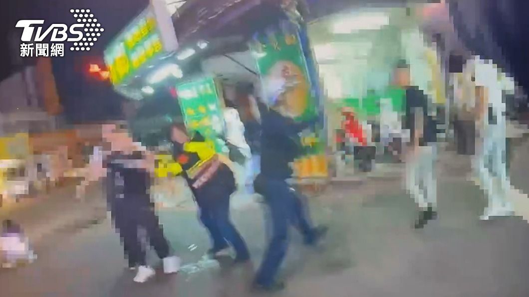 KTV散場衝突摺疊刀傷人 警對空怒轟一槍18酒客全慫了