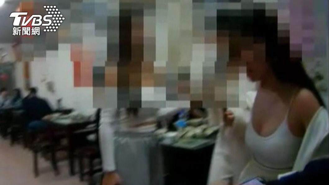 台中雞肉飯店爆衝突!醉男互毆爆乳妹也參戰 警壓制吼:有夠煩