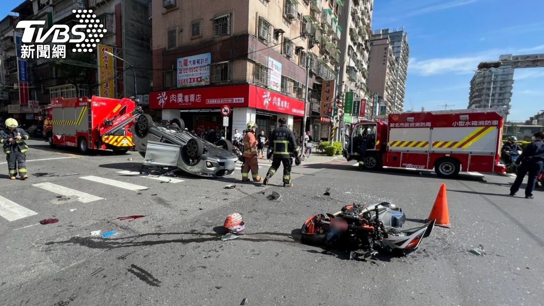 快訊/土城嚴重車禍!休旅車仰翻、重機撞爛 騎士意識不清