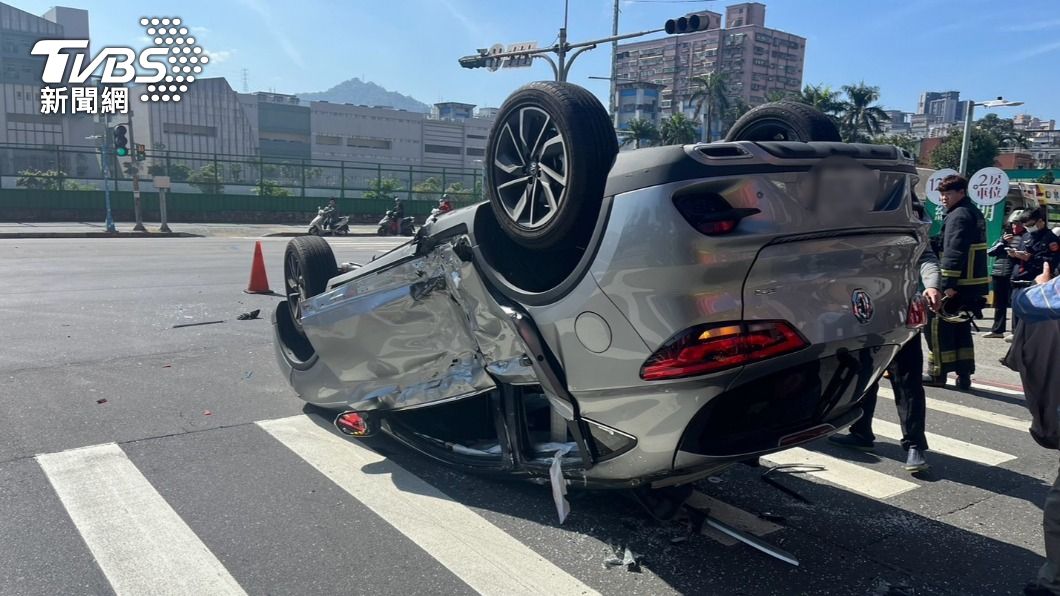 休旅車翻覆。（圖／TVBS）