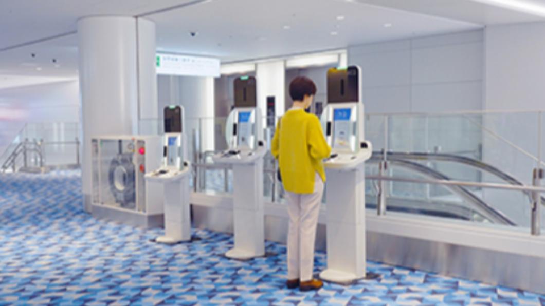 入境日本旅客使用NEC的機器掃碼提供個人資訊後,僅需接受一次護照檢查就能出境。(圖/翻攝自NEC官網)